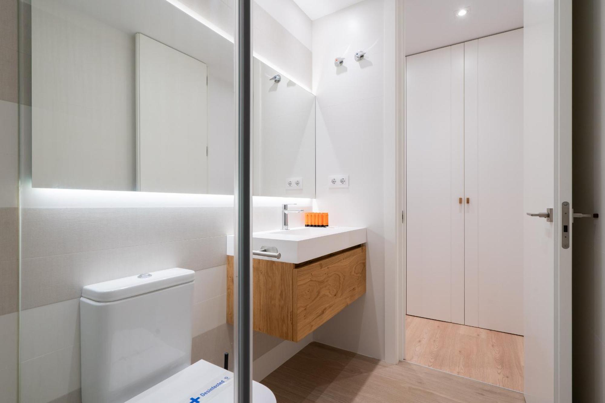 Apartamento Reformado Para 6 Personas En Plena Gran Via Alquiler Temporal Madrid Buitenkant foto